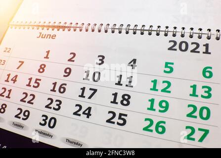 Kalender für den Monat Juni 2021, Wandkalender mit einer Spirale auf dem Hintergrund des Sonnenlichts, leuchten auf. Stockfoto