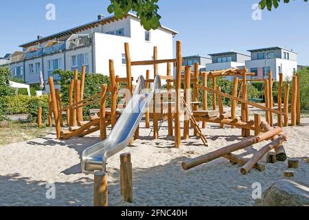 Grünes Kinderskattiert aus Naturholz Stockfoto