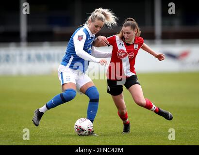 Mollie Green (links) von Birmingham City und Alisha Ware von Southampton kämpfen im fünften Lauf des Vitality Women's FA Cup im SportNation.bet Stadium in Birmingham um den Ball. Bilddatum: Sonntag, 16. Mai 2021. Stockfoto