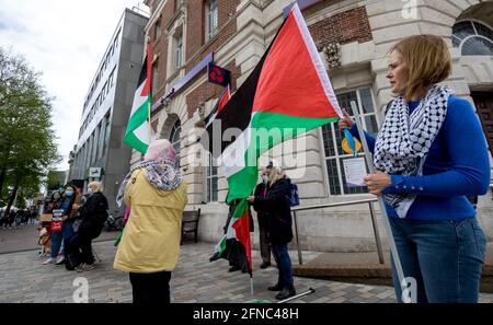 Eastbourne, Großbritannien. Mai 2021. Die Demonstranten versammeln sich zur Unterstützung der Palästinenser, nachdem israelische Militärs auf Raketenangriffe von Hamas-Aktivisten auf Israel reagiert haben. Kredit: Newspics UK South/Alamy Live Nachrichten Stockfoto