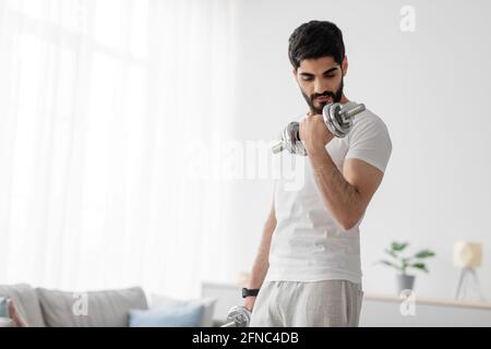 Lockdown, Krafttraining in Selbstisolation, aktiver Sport und Körperpflege Stockfoto