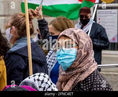 Eastbourne, Großbritannien. Mai 2021. Die Demonstranten versammeln sich zur Unterstützung der Palästinenser, nachdem israelische Militärs auf Raketenangriffe von Hamas-Aktivisten auf Israel reagiert haben. Kredit: Newspics UK South/Alamy Live Nachrichten Stockfoto