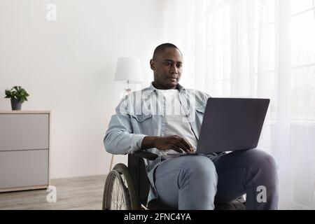 Gesundheitsprobleme, Arbeit von zu Hause, Blog und Freiberufler, covid-19 Lockdown Stockfoto