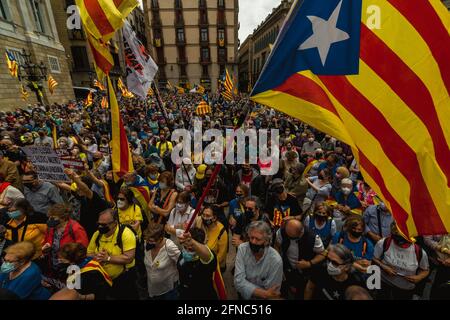 Barcelona, Spanien. Mai 2021. Unabhängigkeitsbefürworter winken „estelada“-Flaggen, während sie an einer vom ANC organisierten Veranstaltung teilnehmen, um drei Monate lang gegen eine separatistische Regierung zu protestieren, nachdem 52 % der Stimmen für Unabhängigkeitsparteien bei den regionalen parlamentswahlen abgegeben wurden. Dieses parlament wird automatisch aufgelöst, wenn bis zum 26. Mai keine Regierung gebildet wird, die zu Neuwahlen führt. Quelle: Matthias Oesterle/Alamy Live News Stockfoto