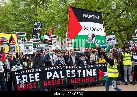 London, Großbritannien. Mai 2021. Marsch nach Palästina, der am Nakba-Tag abgehalten wurde. Tausende marschierten vom Marble Arch / Speakers Corner zur israelischen Botschaft in Kensington. Die israelischen Angriffe auf Gaza mit den daraus resultierenden Todesfällen und den Vertreibungen palästinensischer Familien aus der Nachbarschaft von Sheikh Jarrah in Ostjerusalem wurden verstärkt besorgniserregend. Organisiert von der palästinensischen Solidaritätskampagne, Stop the war Coalition, Friends of al-Aqsa, Palestinian Forum in Britain, Muslim Association of Britain und CND. Im Bild, Leiter des marsches hinter dem Banner des Freien Palästinas. Kredit: Stephen Bell/Alamy Stockfoto
