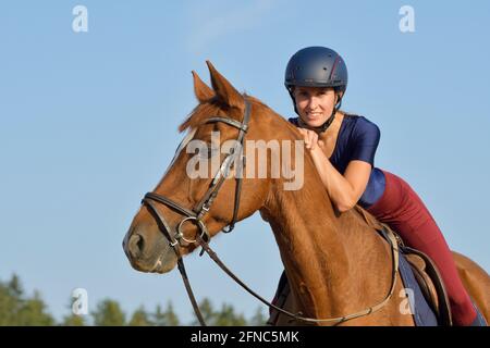 Reiter auf dem Rücken eines bayerischen Kastanienpferdes Stockfoto