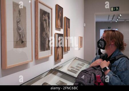 (210516) -- BARCELONA, 16. Mai 2021 (Xinhua) -- EINE Frau betrachtet am 11. Mai 2021 Ausstellungen im Picasso-Museum in Barcelona, Spanien. Das Picasso-Museum in Barcelona ließ die Coronavirus-Pandemie nicht daran hindern, den 50. Jahrestag der Spende des Malers von über tausend Werken seiner Jugend an die Stadt im Jahr 1970 zu feiern. Zwischen dem 20. Mai und dem 26. September wird das Museum eine Ausstellung mit dem Titel „Picasso und Künstlerschmuck“ veranstalten. (Foto von Ismaeil Peracaula/Xinhua) Stockfoto