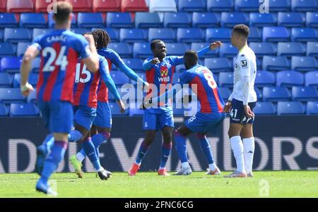 Tyrick Mitchell (Mitte) aus dem Crystal Palace feiert das dritte Tor ihrer Spielseite mit Cheikhou Kouyate während des Premier League-Spiels im Selhurst Park, London. Bilddatum: Sonntag, 16. Mai 2021. Stockfoto