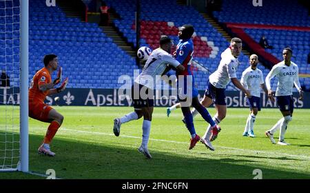 Tyrick Mitchell (Mitte) aus dem Crystal Palace erzielt beim Premier League-Spiel im Selhurst Park, London, das dritte Tor ihrer Spielseite. Bilddatum: Sonntag, 16. Mai 2021. Stockfoto