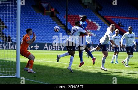 Tyrick Mitchell (Mitte) aus dem Crystal Palace erzielt beim Premier League-Spiel im Selhurst Park, London, das dritte Tor ihrer Spielseite. Bilddatum: Sonntag, 16. Mai 2021. Stockfoto