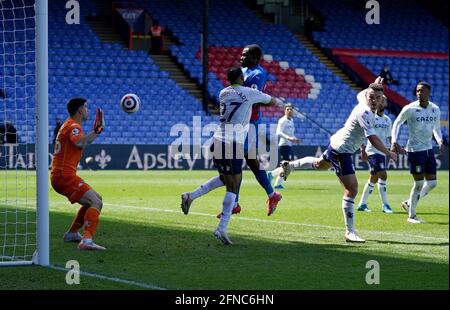 Tyrick Mitchell (Mitte) aus dem Crystal Palace erzielt beim Premier League-Spiel im Selhurst Park, London, das dritte Tor ihrer Spielseite. Bilddatum: Sonntag, 16. Mai 2021. Stockfoto