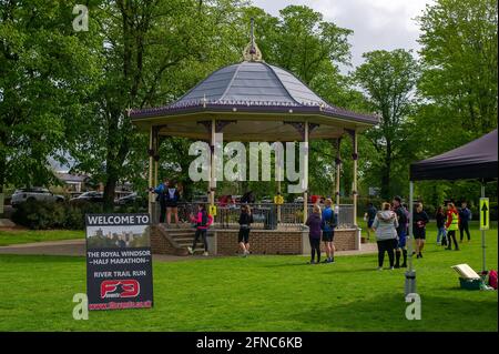 Windsor, Großbritannien. Mai 2021. Rund 700 Läufer haben heute den Royal Windsor Half Marathon River Trail betreten. Das Ziel in Alexandra Gardens, Windsor. Die Läufer waren alle sozial distanziert und konnten erst mit dem Rennen beginnen, wenn sie einzeln nach vorne gerufen wurden. Die Läufer freuten sich, nach der Aufhebung einiger der Covid-19 Coronavirus-Sperrbeschränkungen wieder bei Wettkämpfen dabei zu sein. Quelle: Maureen McLean/Alamy Live News Stockfoto