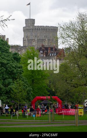 Windsor, Großbritannien. Mai 2021. Rund 700 Läufer haben heute den Royal Windsor Half Marathon River Trail betreten. Das Ziel in Alexandra Gardens, Windsor. Die Läufer waren alle sozial distanziert und konnten erst mit dem Rennen beginnen, wenn sie einzeln nach vorne gerufen wurden. Die Läufer freuten sich, nach der Aufhebung einiger der Covid-19 Coronavirus-Sperrbeschränkungen wieder bei Wettkämpfen dabei zu sein. Quelle: Maureen McLean/Alamy Live News Stockfoto