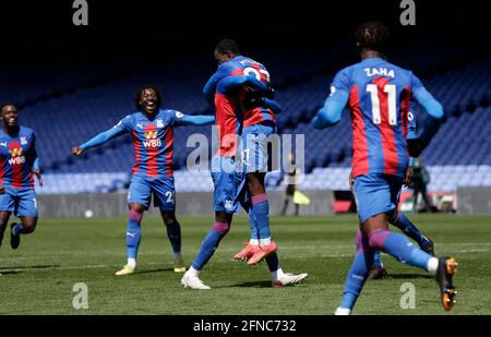 Tyrick Mitchell aus dem Crystal Palace (Mitte rechts) feiert mit Cheikhou Kouyate, nachdem sie während des Premier League-Spiels im Selhurst Park, London, das dritte Tor ihrer Seite erzielt hatte. Bilddatum: Sonntag, 16. Mai 2021. Stockfoto