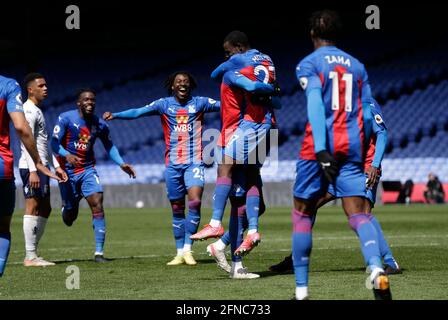 Tyrick Mitchell aus dem Crystal Palace (Mitte rechts) feiert mit Cheikhou Kouyate, nachdem sie während des Premier League-Spiels im Selhurst Park, London, das dritte Tor ihrer Seite erzielt hatte. Bilddatum: Sonntag, 16. Mai 2021. Stockfoto