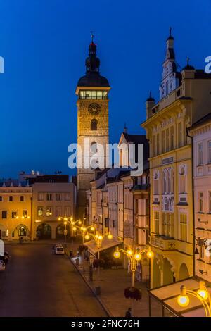 Historische Gebäude am blauen Abendlicht in Ceske Budejovice, Tschechien Stockfoto