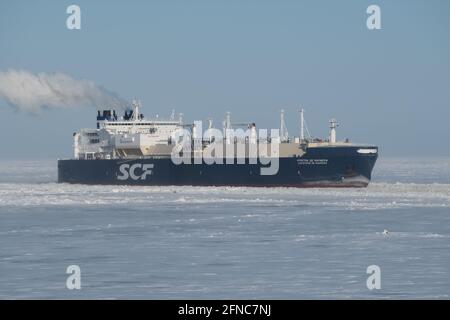 Sabetta, Region Tyumen, Russland - 30. März 2021: Der Gasversorger Christophe De Margerie schwimmt auf dem Eis. Stockfoto