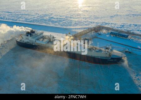 Sabetta, Region Tjumen, Russland - 30. März 2021: Der Vladimir Vize-Gasträger wird am Liegeplatz mit verflüssigtem Erdgas beladen. Stockfoto