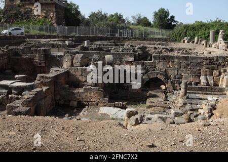 Überreste eines monumentalen Hauses, hinter dem sich eine ruinierte byzantinische Kirche aus dem 4.-7. Jahrhundert in Banias befindet, die damals Caesarea Philippi genannt wurde. Stockfoto