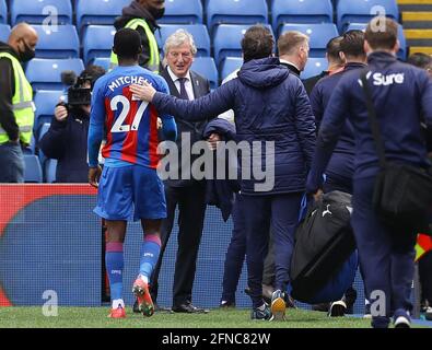 London, England, 16. Mai 2021. Roy Hodgson-Manager von Crystal Palace wartet darauf, dem Sieger Tyrick Mitchell von Crystal Palace während des Spiels der Premier League im Selhurst Park, London, zu gratulieren. Bildnachweis sollte lauten: David Klein / Sportimage Stockfoto