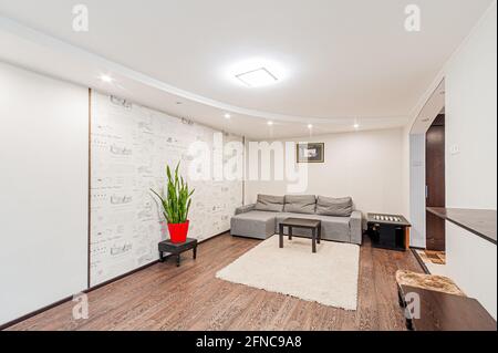 Russland, Moskau- 28. April 2020: Innenraumwohnung helle gemütliche Atmosphäre. Allgemeine Reinigung, Dekoration, Vorbereitung des Hauses zum Verkauf. livi Stockfoto