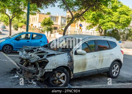 Verbranntes Auto aus nächster Nähe. Auto nach dem Brand, Vandalismus, Unruhen. Brandstiftung. Unfall auf der Straße aufgrund von Geschwindigkeitsüberschreitungen. Explosion. Hochwertige Fotos Stockfoto