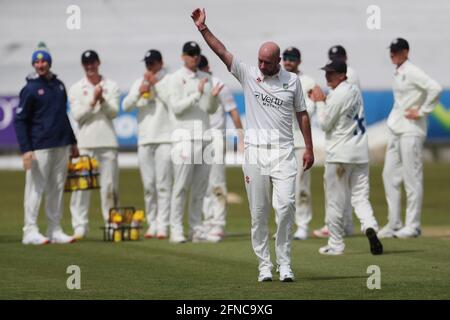 CHESTER LE STREET, GROSSBRITANNIEN. 16. MAI Chris Rushworth von Durham feiert, nachdem er sein 528. Erstklassiges Wicket genommen hat, um Durhams führenden Wicket-Abnehmer vor Graham Onions während des LV= County Championship-Spiels zwischen Durham County Cricket Club und Worcestershire am 16. Mai 2021 in Emirates Riverside, Chester le Street, zu werden. (Kredit: Mark Fletcher, Mi News) Kredit: MI Nachrichten & Sport /Alamy Live Nachrichten Stockfoto