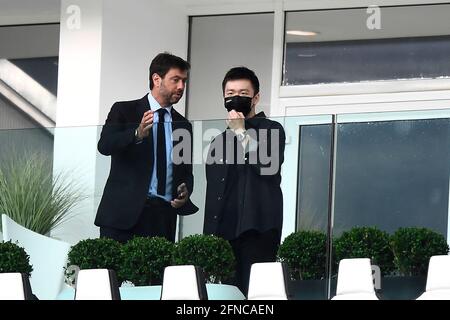 Turin, Italien. 15 Mai 2021. Andrea Agnelli (L), Präsidentin des FC Juventus, spricht vor dem Fußballspiel der Serie A zwischen dem FC Juventus und dem FC Internazionale mit Steven Zhang, Präsident des FC Internazionale. Juventus FC gewann 3-2 gegen den FC Internazionale. Kredit: Nicolò Campo/Alamy Live Nachrichten Stockfoto