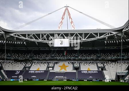 Turin, Italien. Mai 2021. Die Gesamtansicht zeigt das Allianz Stadium vor dem Fußballspiel der Serie A zwischen Juventus FC und FC Internazionale. Juventus FC gewann 3-2 gegen den FC Internazionale. Kredit: Nicolò Campo/Alamy Live Nachrichten Stockfoto