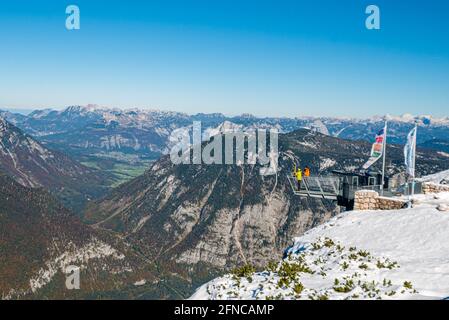 Touristen auf einer fünf Finger spektakulärsten Aussichtsplattform der Alpen. Gebaut über einen Abgrund von etwa 400 m (1200 ft) Tiefe Stockfoto