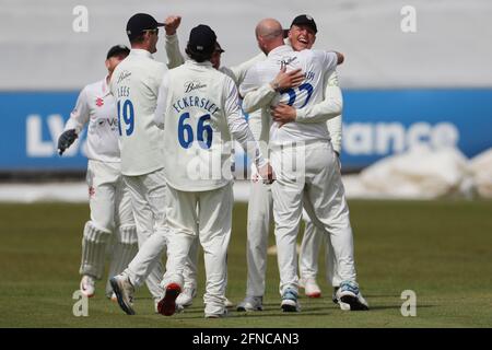 CHESTER LE STREET, GROSSBRITANNIEN. 16. MAI Chris Rushworth von Durham feiert, nachdem er sein 528. Erstklassiges Wicket genommen hat, um Durhams führenden Wicket-Abnehmer vor Graham Onions während des LV= County Championship-Spiels zwischen Durham County Cricket Club und Worcestershire am 16. Mai 2021 in Emirates Riverside, Chester le Street, zu werden. (Kredit: Mark Fletcher, Mi News) Kredit: MI Nachrichten & Sport /Alamy Live Nachrichten Stockfoto