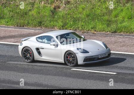 2020 Porsche 718 Cayman GTS; Fahrzeugverkehr, bewegliche Fahrzeuge, Autos, Fahrzeug auf britischen Straßen, Motoren, Fahren auf der Autobahn M6, britisches Straßennetz. Stockfoto