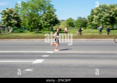 Ukraine, Kiew - 16. Mai 2021: HOKA 10 km. Laufwettbewerb beim Duathlon Kyiv Cup 2021. Redaktionell Stockfoto