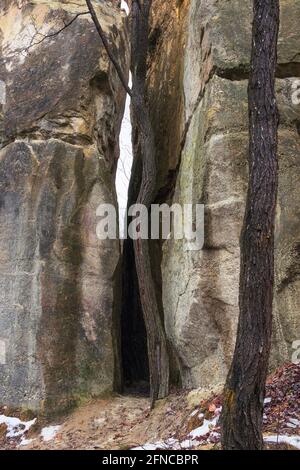 Große Diaclase bei Gradina Zmeilor, einem geschützten Naturgebiet in Siebenbürgen Stockfoto