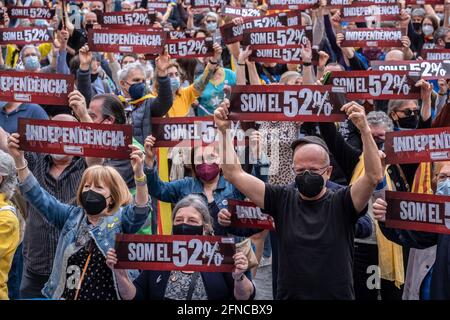 Barcelona, Spanien. Mai 2021. Auf der Plaza de Sant Jaume werden Protestierende mit Plakaten mit der Aufschrift "Wir sind 52%" gesehen.Hunderte von Demonstranten, die von der Unabhängigkeitsorganisation, Assemblea Nacional Catalana (ANC), beschworen wurden, versammelten sich auf der Plaza Sant Jaume, um eine Regierungsvereinbarung zwischen den für die Unabhängigkeit einwirkenden politischen Kräften zu fordern, die 52% der Wähler repräsentieren. Kredit: SOPA Images Limited/Alamy Live Nachrichten Stockfoto