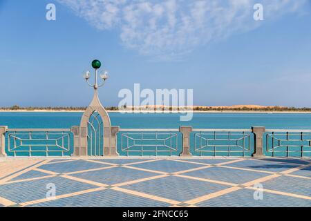 Leere Abu Dhabi Corniche am Morgen mit sauberem Türkis Meer im Hintergrund Stockfoto