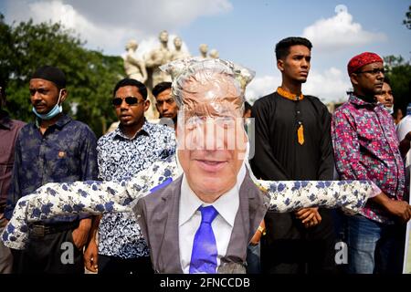 Während der Demonstration wurde ein Bild des israelischen Premierministers Benjamin Netanjahu gehalten.vor der Terrorismusdenkmalskulptur Raju im Universitätsgebiet von Dhaka protestiert der nicht-politische Verband Mugia Moncho (Bangladeshi Muktijuddho) gegen die israelischen Angriffe auf Palästinenser in Gaza. (Foto von Piyas Biswas / SOPA Images/Sipa USA) Stockfoto