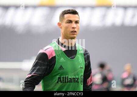 Turin, Italien. Mai 2021. Cristiano Ronaldo vom FC Juventus während des Fußballspiels der Serie A zwischen dem FC Juventus und Inter Mailand am 15. Mai 2021 in Turin, Italien. Sportstadien in ganz Italien unterliegen aufgrund der Coronavirus-Pandemie weiterhin strengen Beschränkungen, da staatliche Gesetze zur sozialen Distanzierung Fans innerhalb von Veranstaltungsorten verbieten, was dazu führt, dass Spiele hinter verschlossenen Türen gespielt werden. Juventus gewann 3-2 gegen Inter Mailand (Foto: Alberto Gandolfo/Pacific Press/Sipa USA) Quelle: SIPA USA/Alamy Live News Stockfoto