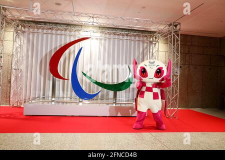 Tokio. Mai 2021. Das Maskottchen der Paralympischen Spiele Tokio 2020 wird während einer Zeremonie, die 100 Tage vor der Eröffnung der Paralympischen Spiele Tokio 2020 im Metropolitan Government Building in Tokio, Japan, am 16. Mai 2021 stattfindet, neben einer Dekoration des Symbols der Paralympischen Spiele in Tokio dargestellt. Quelle: Tokyo 2020 und TMG/Handout über Xinhua/Alamy Live News Stockfoto