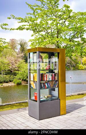 Öffentliches Bücherregal im Kö-Bogen / Hofgarten in Düsseldorf. Sie dient als kostenlose „Treet“-Bibliothek zum Büchertausch. Stockfoto