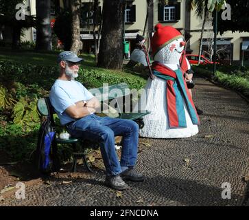 Mann, der sich an einem sonnigen Tag im Dezember in Funchal, Madeira, entspannt. Stockfoto