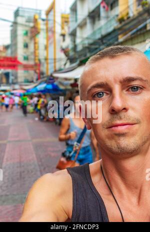 World travel Rucksackreisen in China Town Bangkok auf dem alten Markt. Kannst du jetzt noch in Thailand Rucksack tragen? Stockfoto