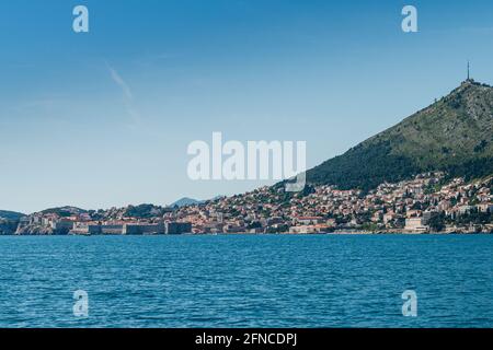 Dubrovnik Altstadt, Blick auf das Meer auf den Hafen und die Stadtmauern, Kroatien Stockfoto