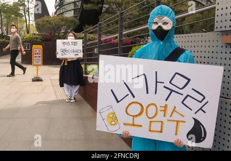 Seoul, Südkorea. April 2021. Während der Demonstration halten Demonstranten Plakate vor dem Twin Tree Tower.Menschen in Seoul protestierten gegen die Entscheidung der japanischen Regierung, mit radioaktivem Material kontaminiertes Wasser aus dem zerstörten Kernkraftwerk Fukushima Daiichi in den Pazifischen Ozean zu leiten. Kredit: SOPA Images Limited/Alamy Live Nachrichten Stockfoto