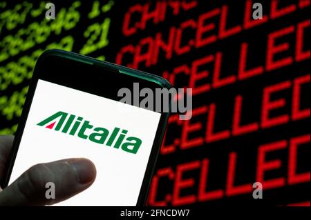 China. April 2021. In dieser Abbildung ist das italienische Alitalia-Logo auf einem mobilen Android-Gerät mit einem Computerschlüssel zu sehen, auf dem „Cancel“ und „Cancelled“ steht. Kredit: Budrul Chukrut/SOPA Images/ZUMA Wire/Alamy Live Nachrichten Stockfoto