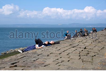 Edinburgh, Schottland, Großbritannien. Mai 2021. Menschen, die an einem warmen und sonnigen Frühlingsnachmittag am Ufer des Hafens von Newhaven die Natur genießen. Kredit: Craig Brown/Alamy Live Nachrichten Stockfoto