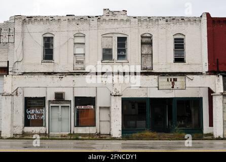 Leerstehende Schaufenster in einem historischen Backsteingebäude in der Stadt Afton, Oklahoma, Route 66. Stockfoto