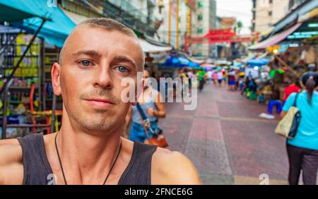 World travel Rucksackreisen in China Town Bangkok auf dem alten Markt. Kannst du jetzt noch in Thailand Rucksack tragen? Stockfoto