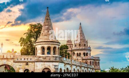 Ungarische Fischerbastei bei sonnigem Sonnenaufgang in Budapest Stockfoto