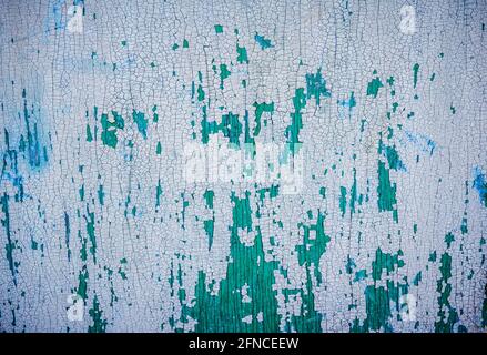 Grunge Hintergrund – Holzoberfläche mit abblätternder weißer, grüner und blauer Farbe. Bunte, rissige Textur Stockfoto